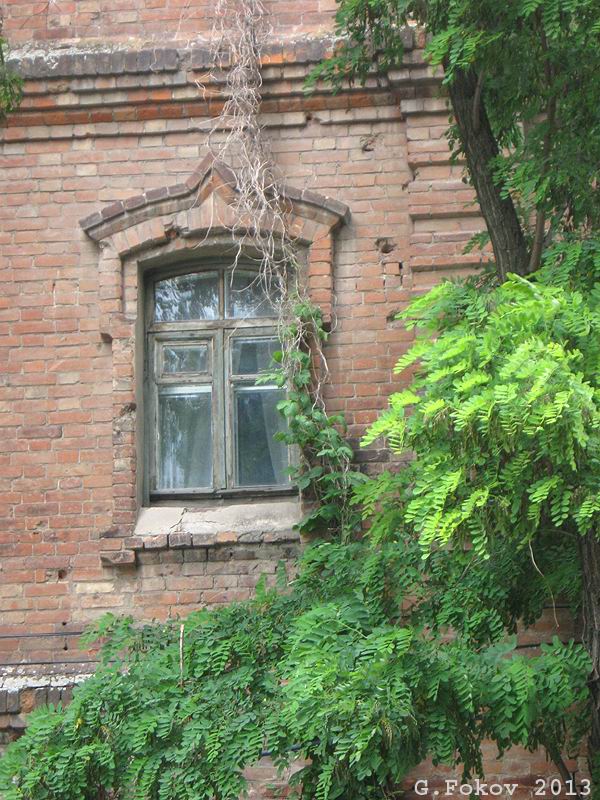 Павлоград, ул. Московская 50, вид со двора, старинное окно.